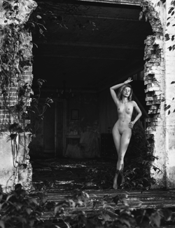 Nude - FzVtHOhRKM